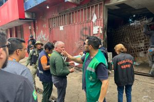 Agentes da prefeitura em fiscalização na zona Leste de Manaus