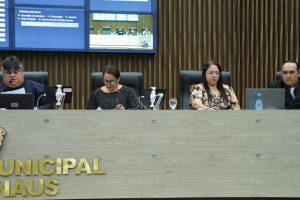 CMM aprova reajuste para profissionais da educação da rede municipal