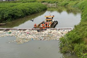 Nova ecobarreira da Prefeitura de Manaus impede 40 toneladas de lixo no rio Negro uma semana depois de instalada 2