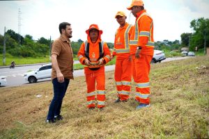 Prefeito Renato Junior vistoria serviços de limpeza com nova tecnologia na zona Norte e afirma que robôs de roçagem ampliam produtividade sem substituir garis na limpeza urbana 5